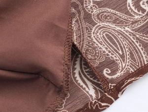 Dettaglio del tessuto in chiffon paisley bohémien con cuciture taglia-cuci di qualità