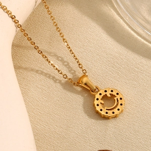 Gros plan détaillé d'un pendentif sourire plaqué or 18K avec zircons foncés