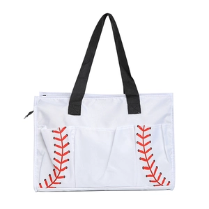 Dettaglio della borsa tote in tela baseball bianca con cuciture rosse e manici neri