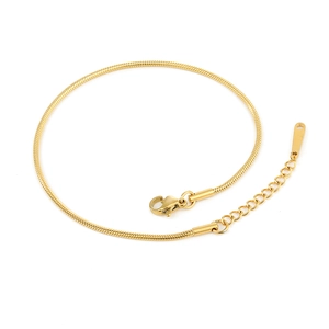 Detail einer goldenen Schlangenkette mit Karabinerverschluss und verstellbarem Verlängerungsstück