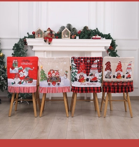 Détail de quatre housses de chaise de Noël festives avec motifs bonhomme de neige et rouge