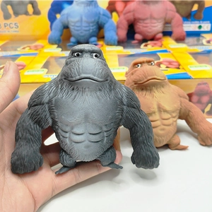 Nahaufnahme eines dehnbaren Gorilla-Anti-Stress-Spielzeugs mit grauer Muskelstruktur