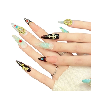 Faux ongles stiletto de luxe avec cadres dorés baroques et accents de pierres fines