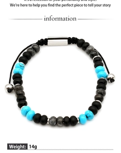 Dettaglio del bracciale di perline regolabile con chiusura magnetica e perle turchesi