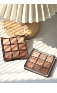 Primer plano de paletas de sombras de 9 colores con tonos tierra mate y brillantes perlados