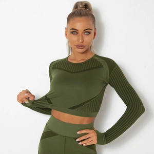 Détail d'un ensemble de yoga sans couture vert olive avec texture en maille côtelée