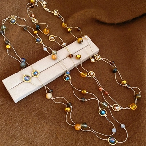 Detail von Vintage-Perlenketten mit Bernstein-Glasperlen und Naturstein-Anhängern