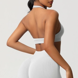 Gros plan sur le tissu en maille sans couture du soutien-gorge de sport et du legging