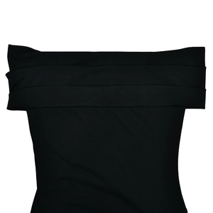 Détail rapproché des plis élégants et de l'encolure à épaules dénudées sur cette robe noire