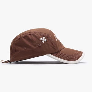 Casquette baseball marron à cinq panneaux avec broderie trèfle blanc et lettrage latéral