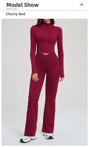 Dettaglio del set yoga rosso ciliegia con top corto con zip e pantaloni svasati aderenti