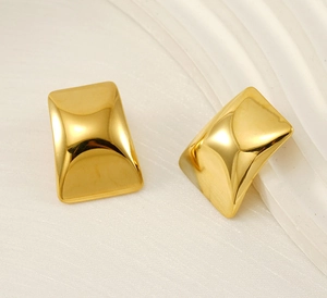 Makroaufnahme von 18k vergoldeten Edelstahl-Ohrringen mit poliertem Rechteck-Design