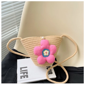 Detail der handgewebten Stroh-Umhängetasche mit rosa 3D-Blume und Perlenverschluss