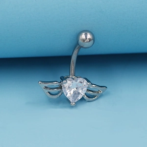 Détail macro du piercing de nombril en argent avec cœur ailé et oxyde de zirconium