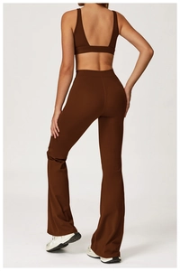 Détail du haut court à dos en V et du legging évasé taille haute en couleur chocolat