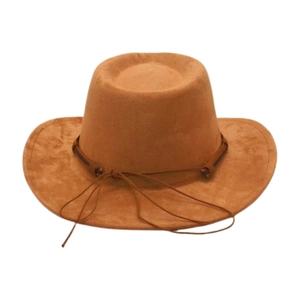 Détail de la texture suédine et de la cordelette en cuir de ce chapeau de cowboy western