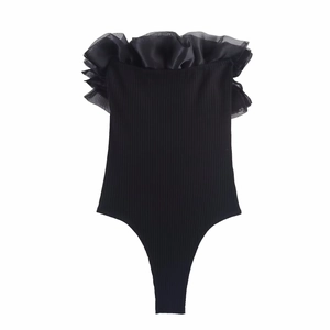 Détail du body noir côtelé avec bordure de décolleté à volants en organza multicouches