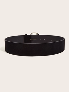Détail macro de la texture velours noir d'une ceinture large avec boucle en argent