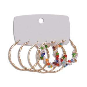 Set de 6 créoles dorées avec motifs torsadés et perles colorées sur support