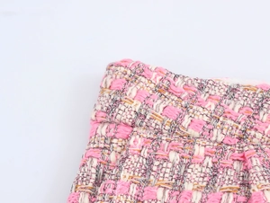 Vue détaillée de la texture du tissu en tweed rose blanc gris et du design de la taille