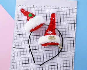 Détail de chapeaux de Noël à paillettes sur serre-têtes avec règle pour mesurer la taille