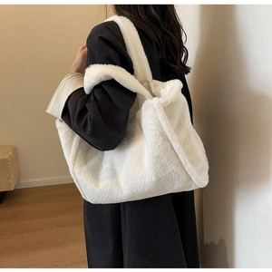 Détail du sac cabas en peluche blanche montrant la texture douce et la grande bandoulière