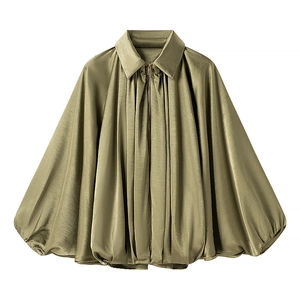 Detailaufnahme der olivgrünen Satinjacke mit Reißverschluss und Plisseefalten-Ärmeln