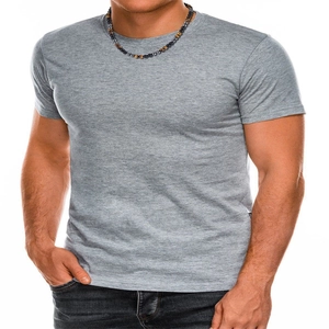 Detail van de tijgeroog en zwarte kralenketting gedragen op een grijs heren t-shirt