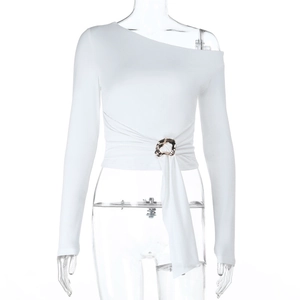 Dettaglio top bianco monospalla aderente con anello metallico e tessuto drappeggiato
