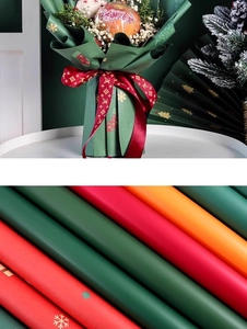 Papier cadeau de Noël imperméable avec ruban rouge et motifs de fête élégants