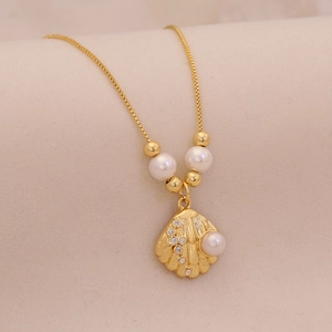 Exquisite gold shell pendant necklace with white pearls and sparkling rhinestones