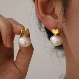 Orecchini a cuore in acciaio inossidabile placcato oro 18K con perle da donna