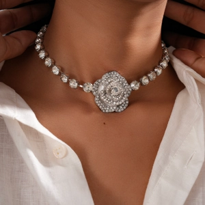 Vue rapprochée du collier pendentif rose argenté serti de cristaux sur un mannequin