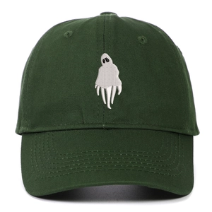 Gros plan d'une broderie de fantôme blanc sur une casquette en sergé vert foncé