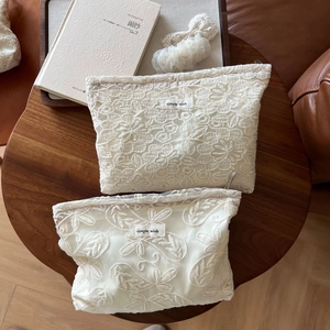 Lot de deux trousses de maquillage en tulle blanc cassé avec broderie florale dentelle