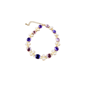 Collar dorado vintage con cristales morados y azules y pequeñas perlas blancas de mujer