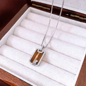Collier vintage avec pendentif œil de tigre rectangulaire et cristaux sur chaîne
