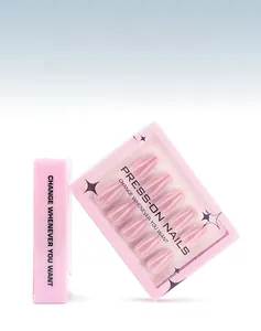 Dettaglio di 30 unghie finte a mandorla rosa chiaro lucido nella confezione originale