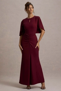 Elegante abito lungo bordeaux con scollatura cut-out, maniche a mantella e drappeggio