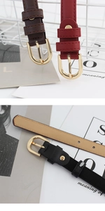Détail de ceintures fines en cuir avec boucles dorées en noir, café et rouge élégant