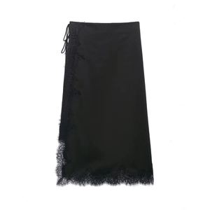 Elegante gonna midi in raso nero con bordo in pizzo e dettaglio con lacci su sfondo bianco