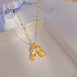 Collier pendentif cacahuète doré avec perles blanches et zircon dans son écrin chic