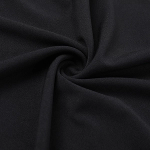 Macro du tissu en maille dentelle noire avec texture en spirale et détails de drapé doux