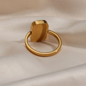 Vue détaillée de la bague plaquée or 18K avec base rectangulaire mate et anneau lisse