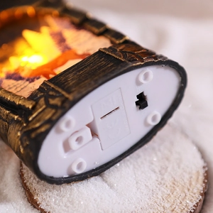 Dettaglio della base della lanterna LED vintage con interruttore e vano batteria