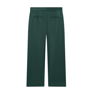 Détail du pantalon vert foncé à taille haute montrant les poches arrière et la texture