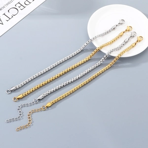 Dettaglio di braccialetti a catena in acciaio inossidabile oro e argento con moschettone