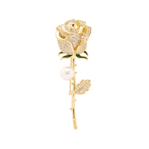Detailansicht der goldenen Rosenbrosche mit Kristallblüten, weißer Perle und grünem Blatt