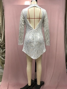 Detalle del vestido de lentejuelas plateadas con flecos y espalda descubierta