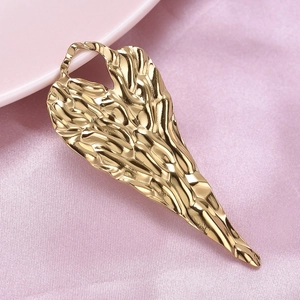 Pendentif cœur en acier inoxydable 304 doré texturé sur fond de soie rose doux